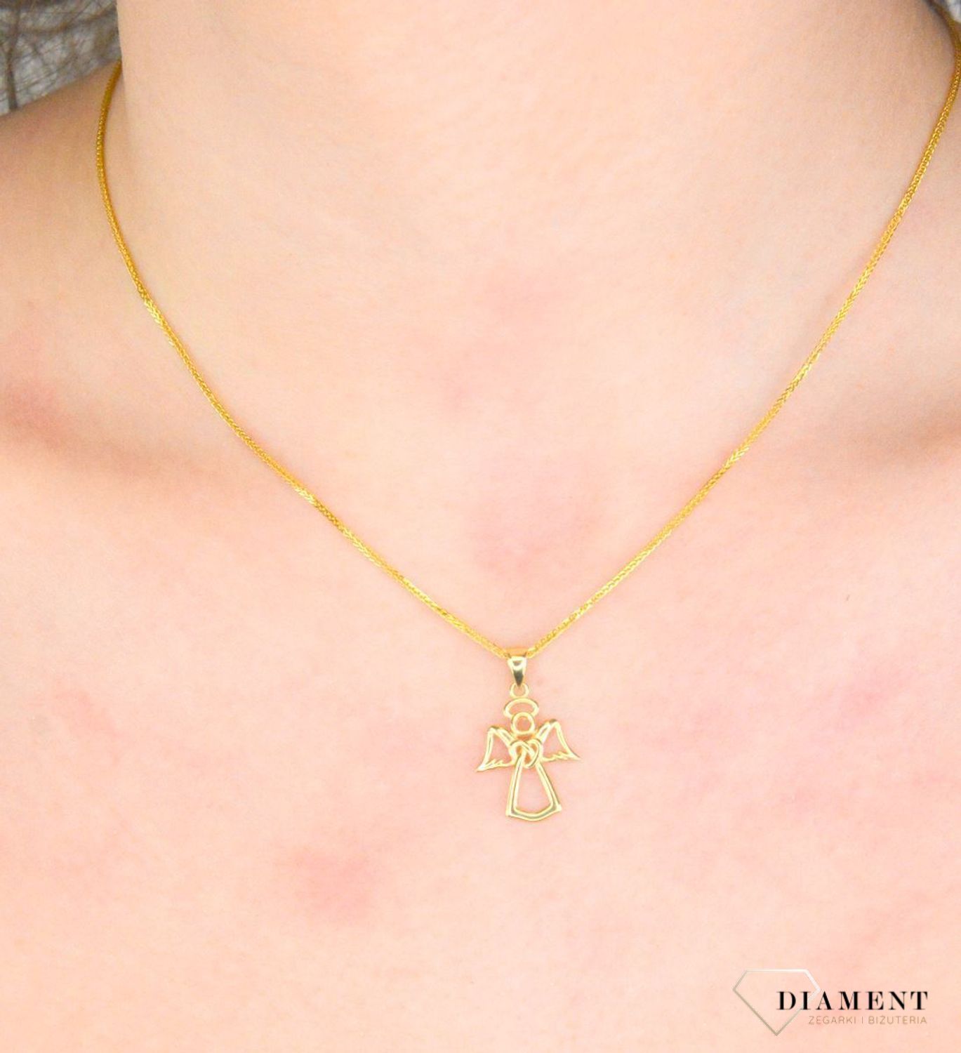 Zawieszka złota anioł próba 375, ZA 7401 375 Wisiorek został wykonany z wysokiej jakości złota próby 375. Złoto to jeden z najpopularniejszych kruszców, cenione przez kobiety na całym świecie 1.jpg